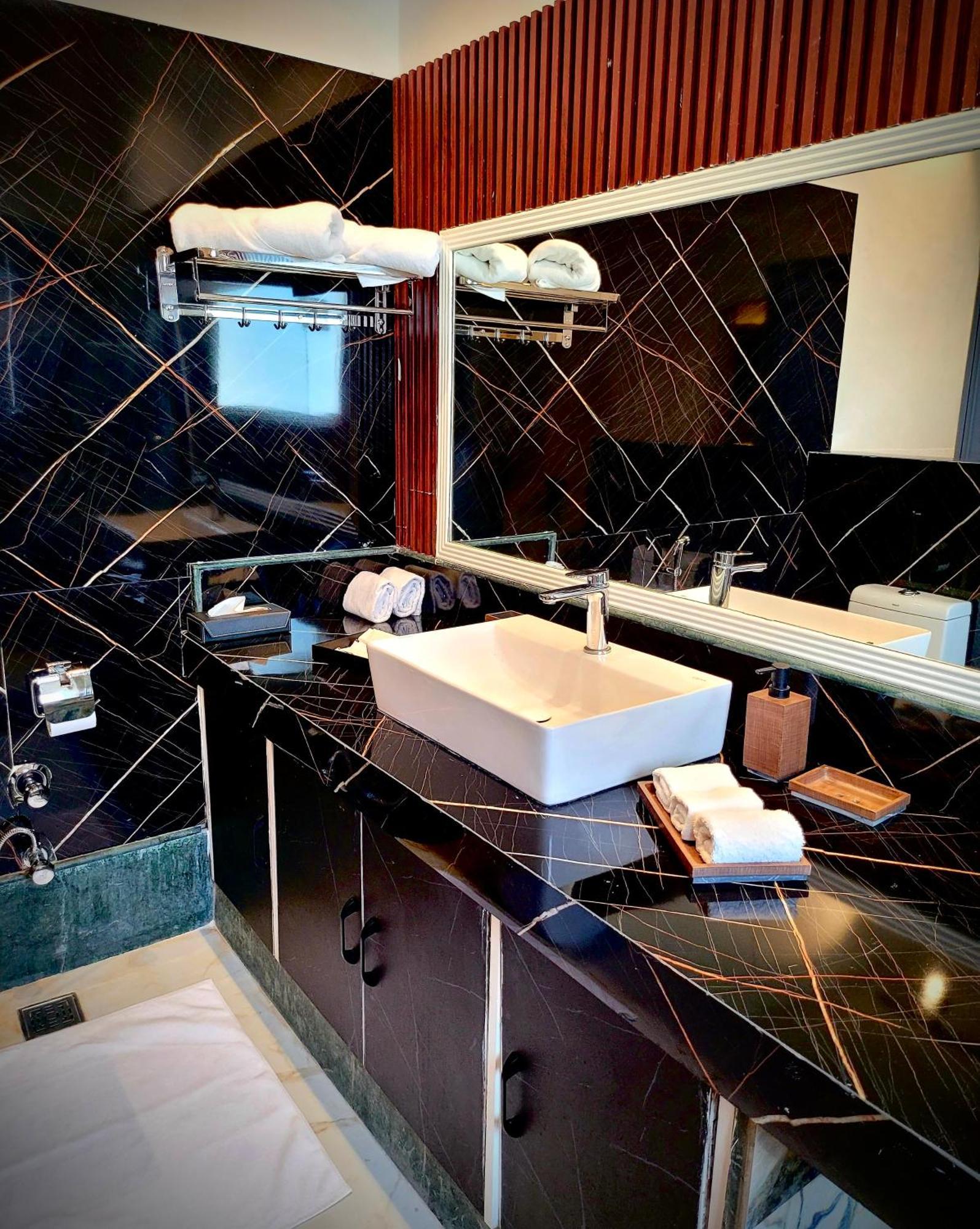 Victorian Elegance Luxury Stays อัมริตสา ภายนอก รูปภาพ